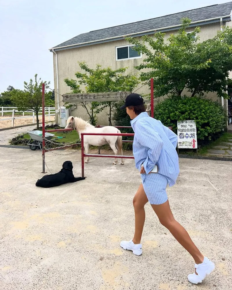 “여유로운 산책의 한 장면”…진서연, 근교 마장마술→초여름 힐링산책 / 배우 진서연 인스타그램