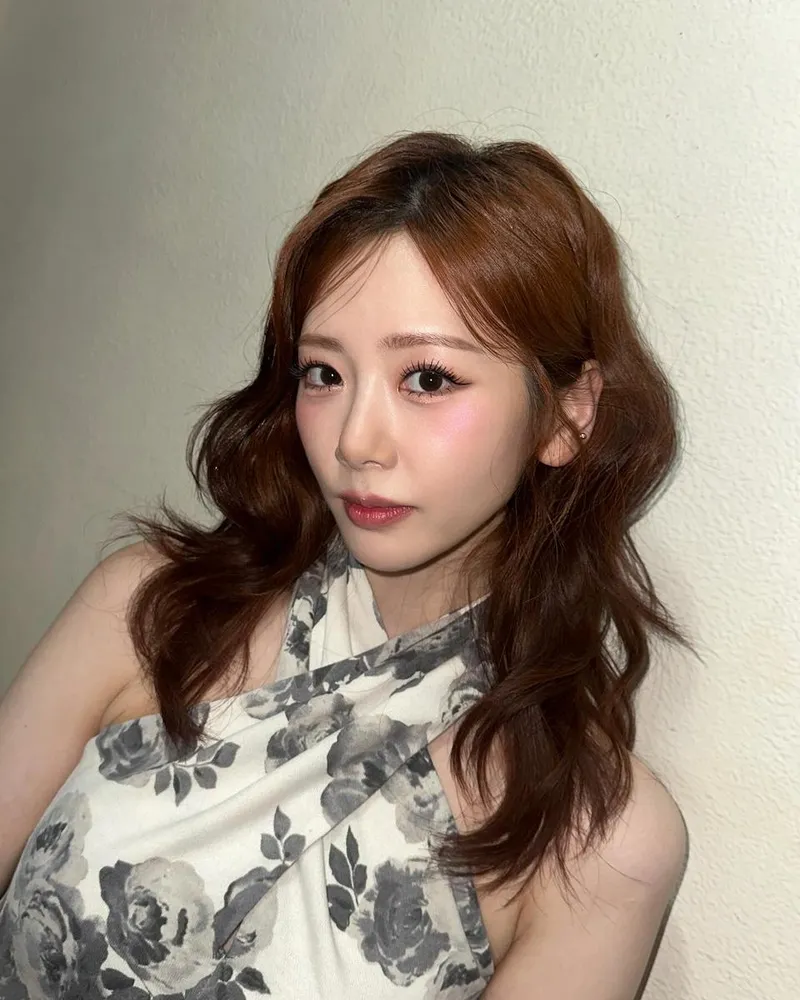 “어깨를 스치는 은은한 시선”…지유, 봄끝 청초함→흑백 플라워로 감각 폭발 / 걸그룹 드림캐쳐 지유 인스타그램