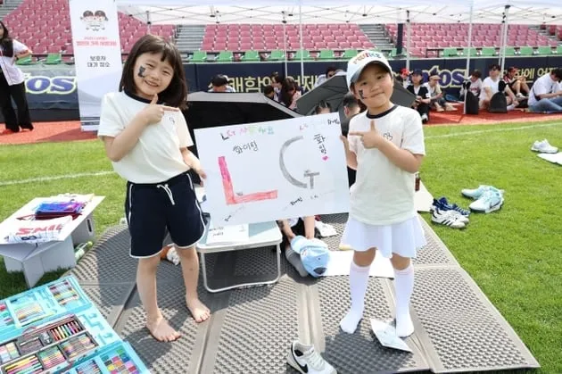 “엘린이 가족 사생대회 성료”…LG트윈스, 잠실구장서 540명 초청→야구장 추억 선사 / 연합뉴스
