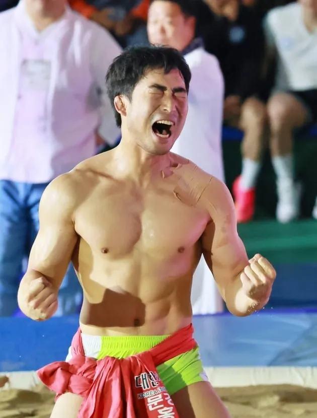 “들배지기·밀어치기 압도”…홍승찬, 문경단오씨름대회 태백장사→첫 정상 등극 / 연합뉴스