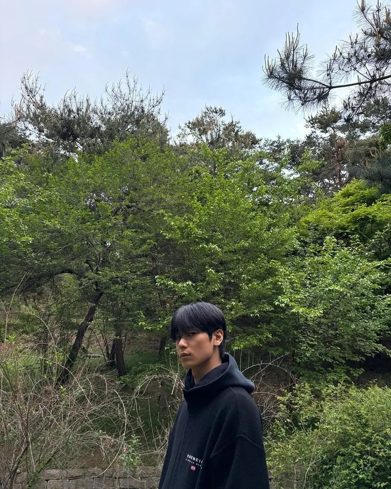 “딱히 뭐 없었음”…주연, 짙어진 녹음 속→고요한 단독 셀카 / 그룹 더보이즈 주연 인스타그램