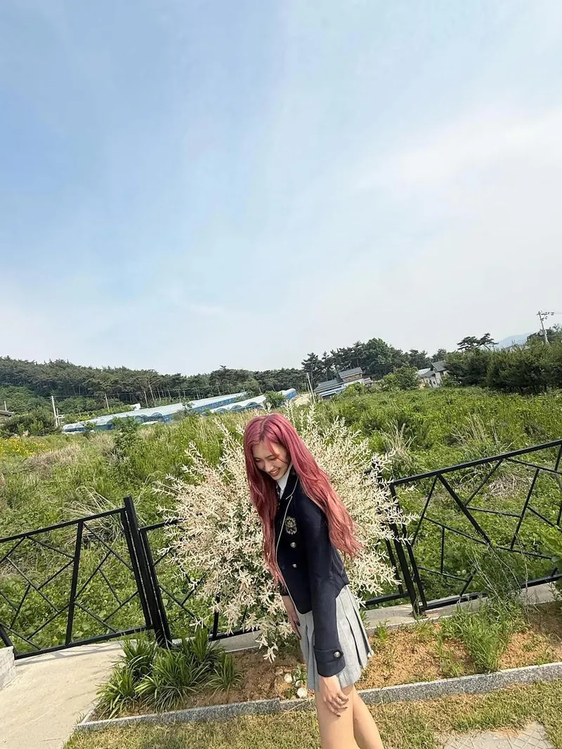 “오랜만에 한림교복입었다”…아샤, 설렘 가득 초여름 오후→순수한 미소 / 걸그룹 에버글로우 아샤 인스타그램
