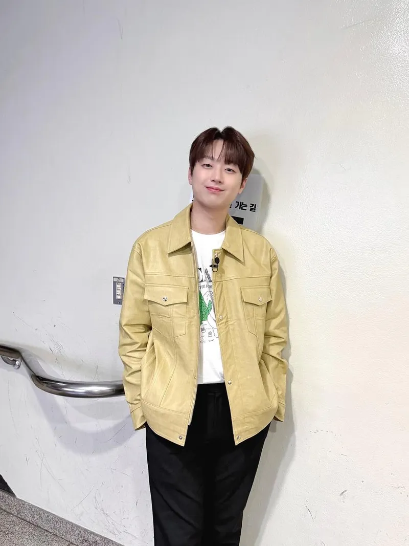 “토요일의 완성은 이런 순간”…이찬원, 봄날 미소로 무대 앞 설렘→따스한 존재감 / 가수 이찬원 인스타그램