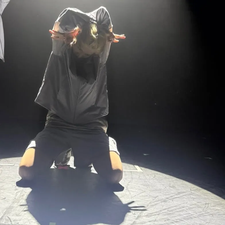 “Reality of cat pose”…텐, 고요한 무대 한가운데서→에너지 폭발 / 그룹 NCT 텐 인스타그램