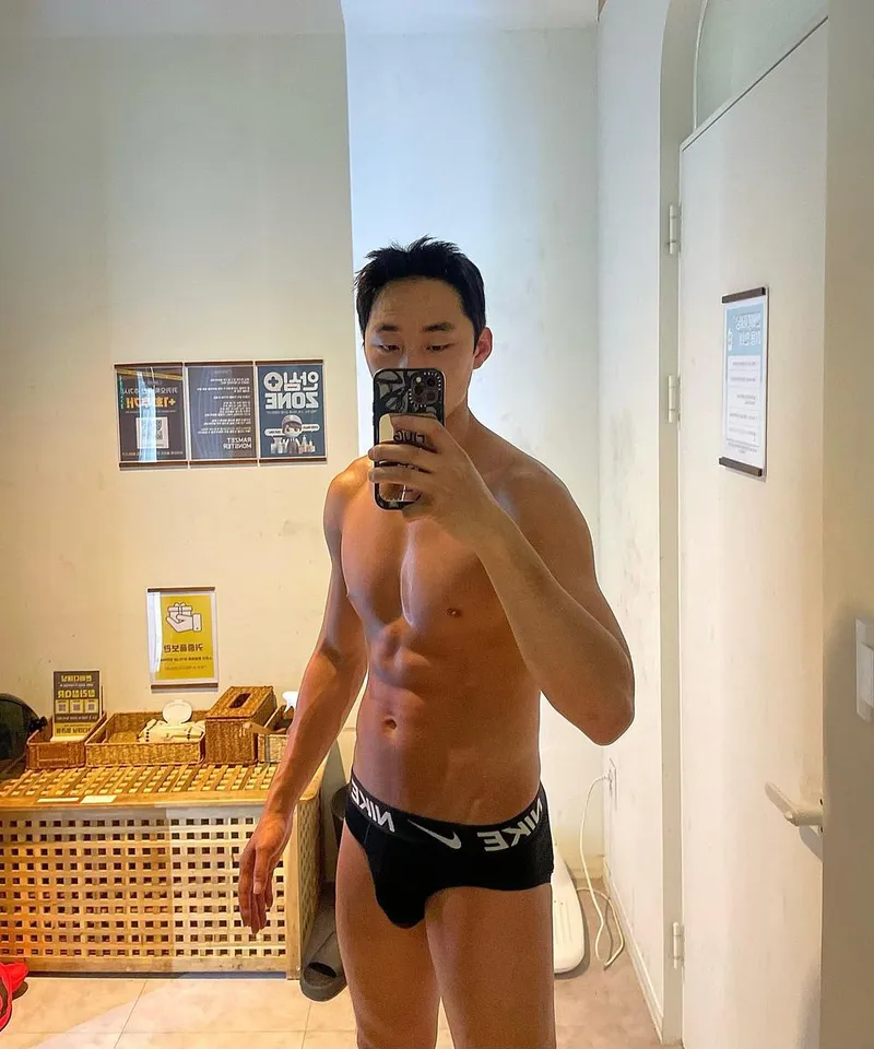 “울창한 여름 몸, 거울에 선명해지다”…김우주, 탄탄한 행보→자신감 폭발 / 모델 김우주 인스타그램