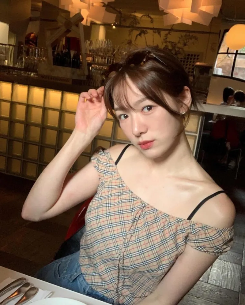 “그늘진 오후에도 빛나는 이유”…이종은, 수줍은 미소→햇살 가득 셀카 / 환승연애3 출연자 의사 이종은 인스타그램