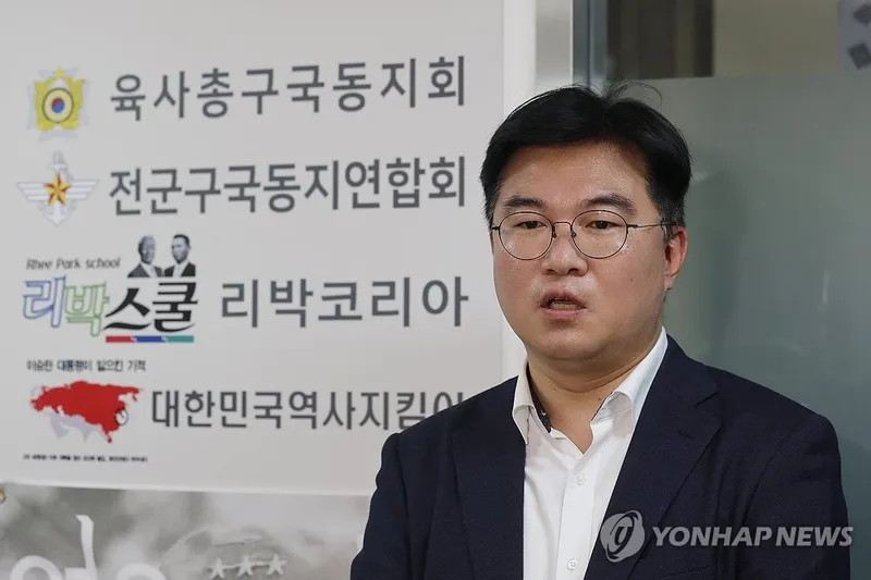 더불어민주당 중앙선거대책위원회 신속대응단 정준호 부단장과 의원들이 31일 서울 종로구에 위치한 '리박스쿨'에 항의방문한 뒤 기자회견을 하고 있다. 탐사보도 매체 뉴스타파는 전날 '리박스쿨'이라는 보수성향 단체가 '자손군'(댓글로 나라를 구하는 자유손가락 군대)이라는 댓글 조작팀을 만들어 여론 조작에 나섰다고 보도했다. 2025.5.31 / 연합뉴스