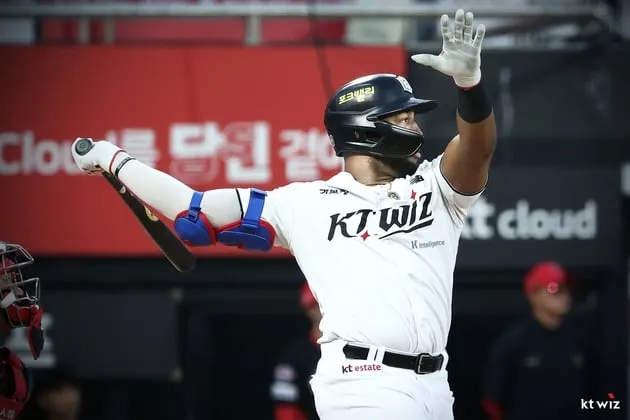 “아들 시타 뒤 홈런포”…로하스, KIA전 홈런→kt 5-1 승리 견인 / 연합뉴스