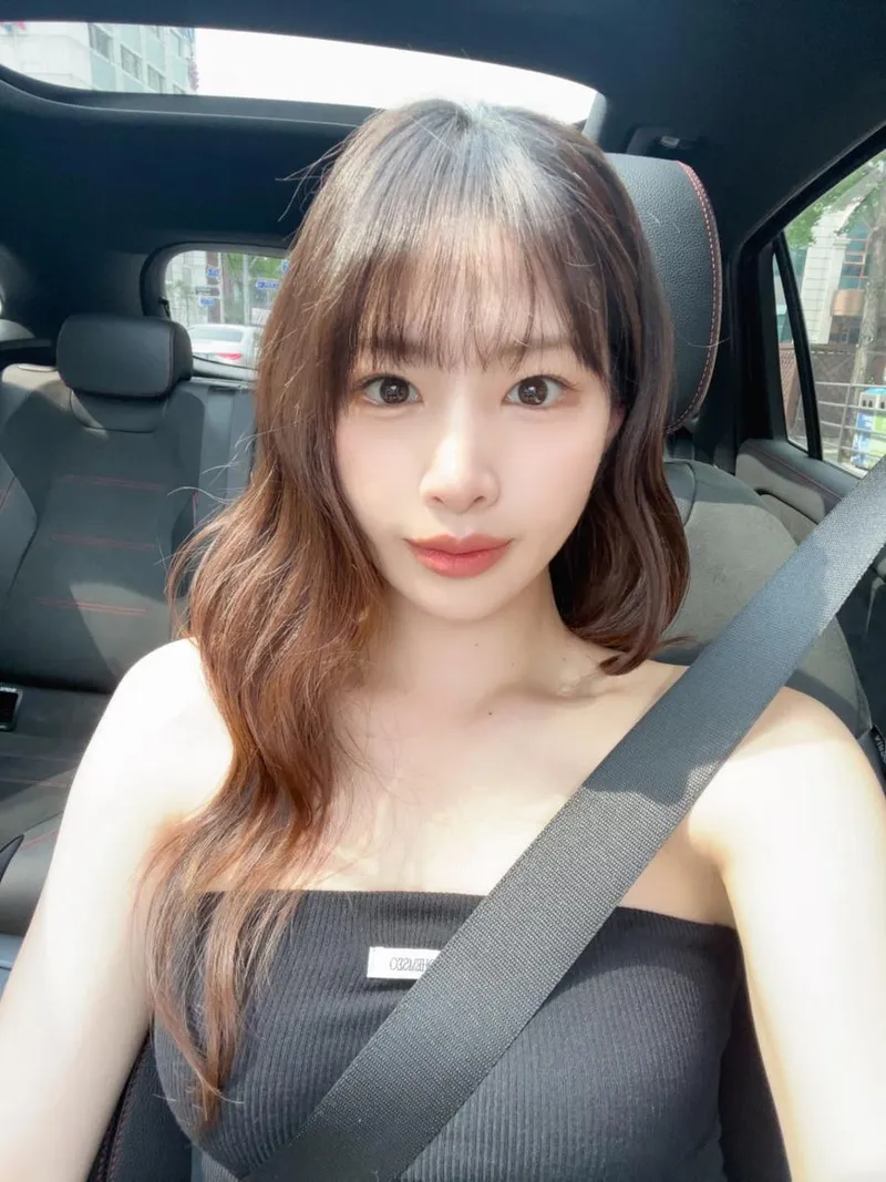 “맑고 선명한 시선”…신수지, 햇살 아래 단아함→봄날 미소로 물들다 / 방송인 신수지 인스타그램