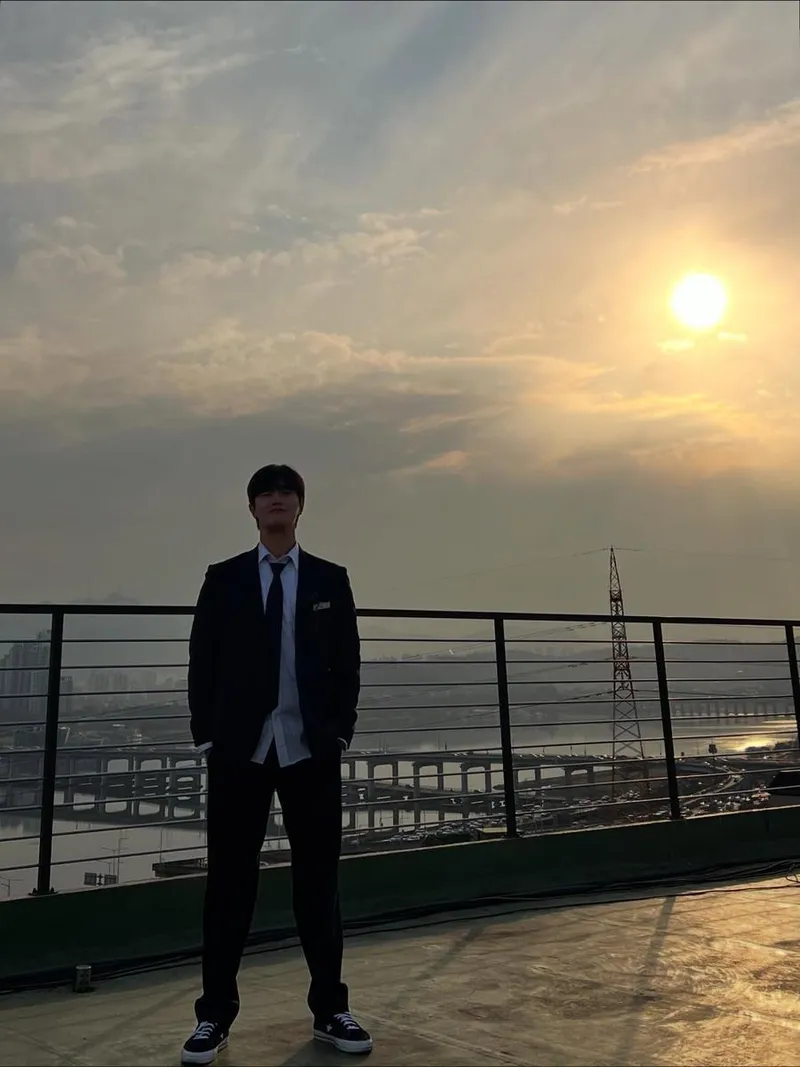 “윤기”…김도완, 노을 아래 단정한 실루엣→감성 자아낸 봄날 / 배우 김도완 인스타그램