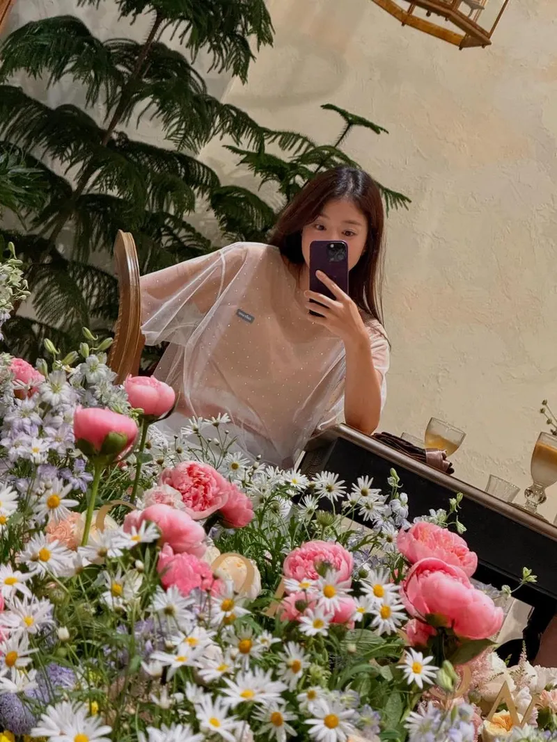 “뮤뮤와 함께 힐링”…이시영, 봄끝 오후→플라워 무드 가득 / 배우 이시영 인스타그램