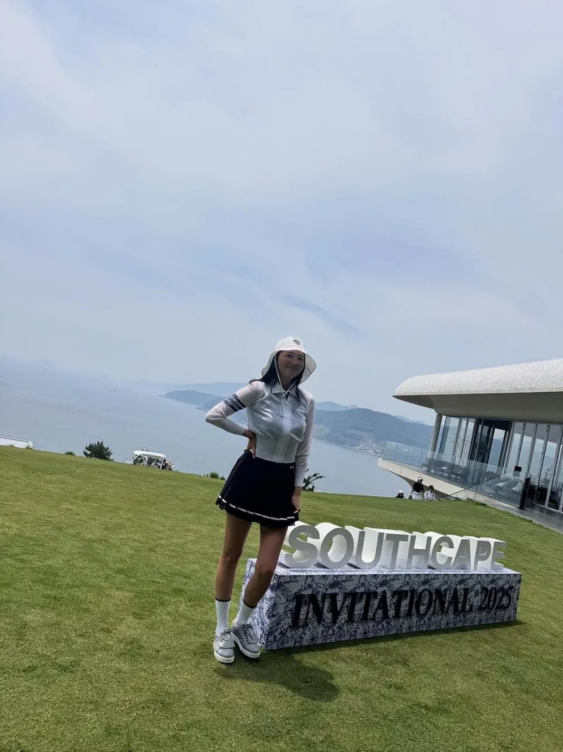 “바람결 위에 선 휴식”…오윤아, 푸른 해변 마주한 봄날→골프 필드의 청량한 미소 / 배우 오윤아 인스타그램