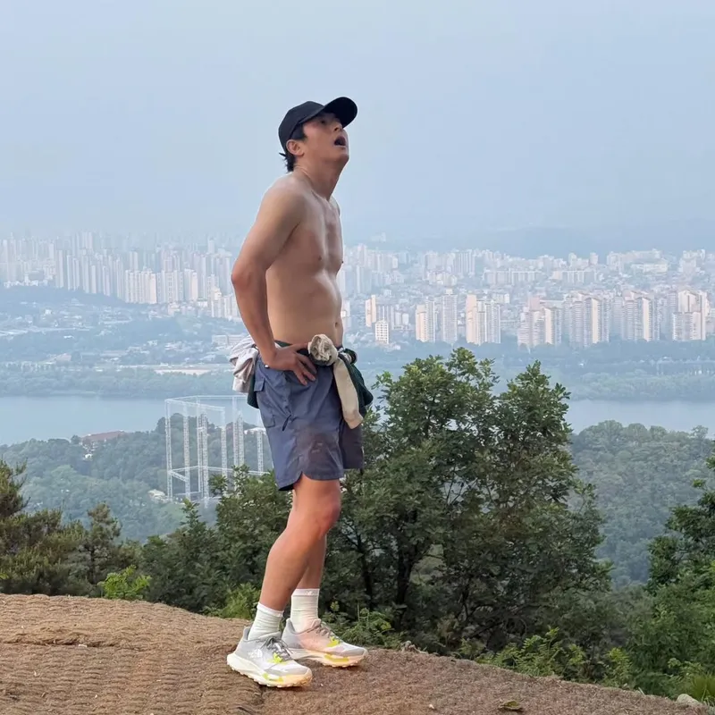 “산 뛰어다니는 주말”…기안84, 여름 대도시 위→열정 폭발 맨몸 질주 / 방송인 기안84 인스타그램