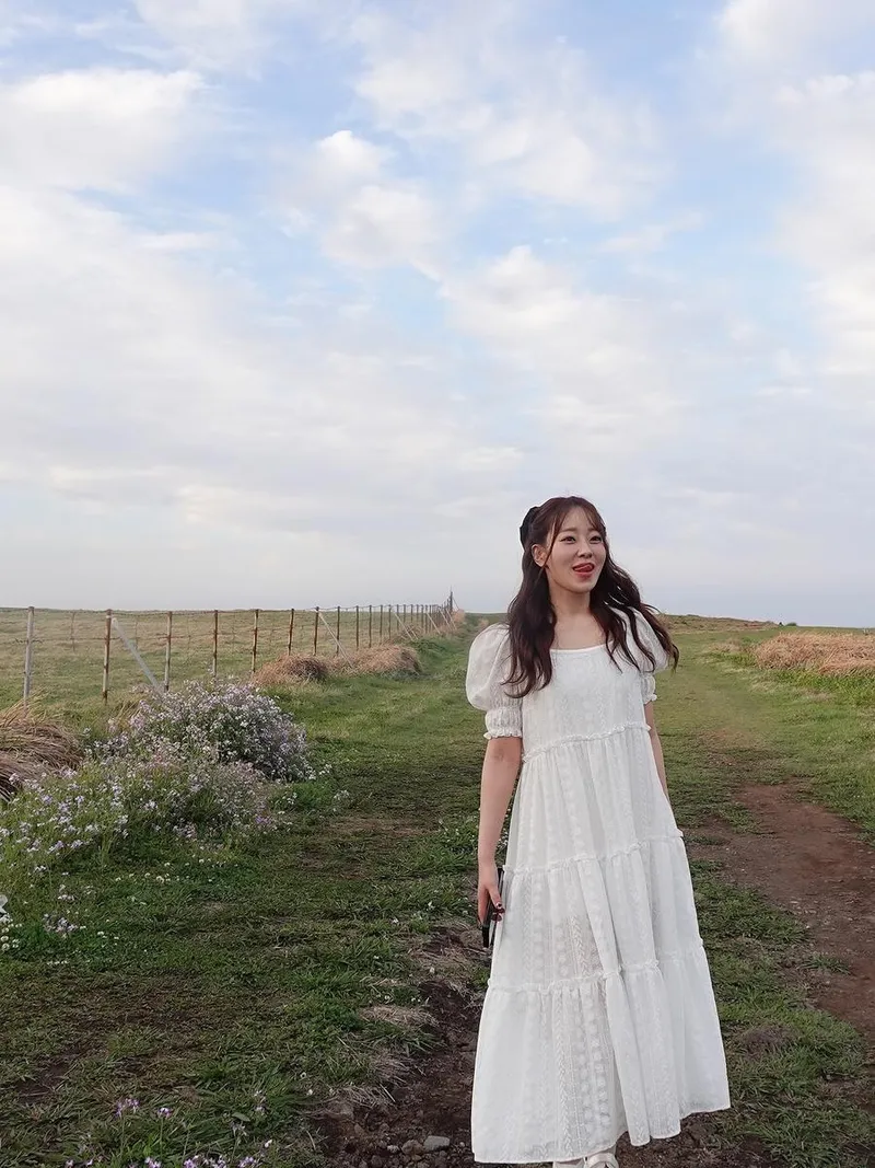 “1.2.3.4 어떤게 조아효”…신예영, 초여름 들판→순백 감성 폭발 / 가수 신예영 인스타그램