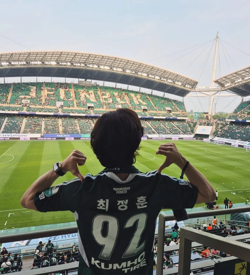 “오늘 전주성의 승요가 되고 싶습니다”…최정훈, 초여름 경기장→응원 열기 압도 / 잔나비 최정훈 인스타그램