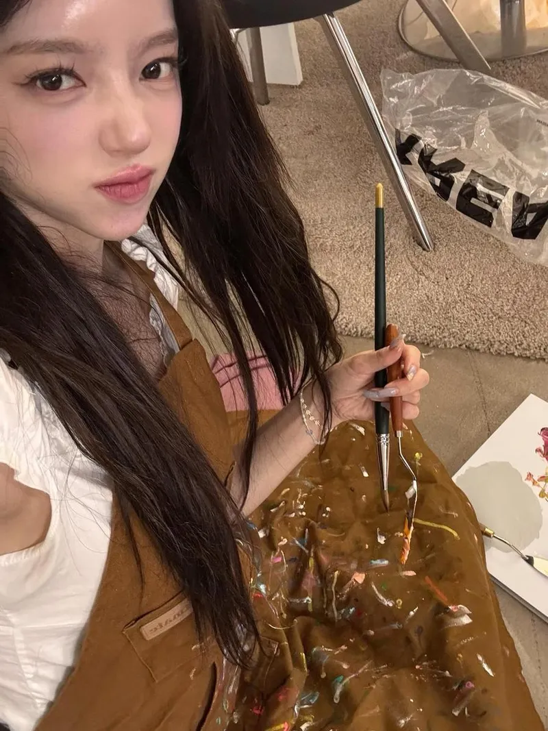 “물감 묻은 손끝으로”…홍지윤, 고요한 몰입→밤의 작업실 감성 / 배우 홍지윤 인스타그램