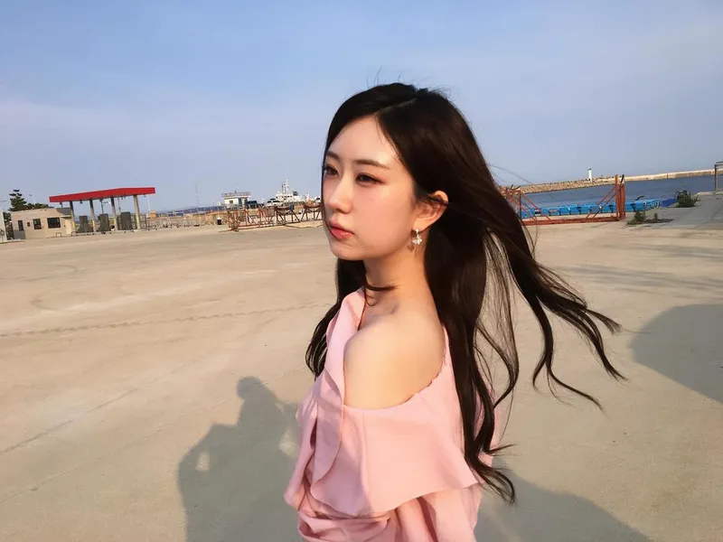 “바람을 따라 흩어진 시선”…전유진, 해변의 오후→몽환 감성 / 가수 전유진 인스타그램