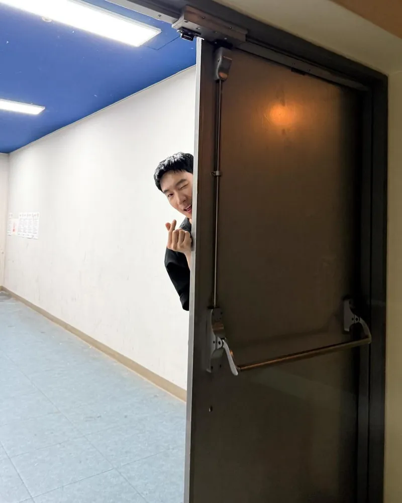 “사랑해요 소주전쟁”…이제훈, 문틈 너머 설렘→예고 없는 깜짝 등장 / 배우 이제훈 인스타그램