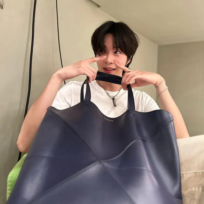 “퍼즐처럼 쌓이는 순간”…윤서우, 로에베와 함께한 봄밤→청량한 미소 담겼다 / 커플팰리스2 출연자 모델 윤서우 인스타그램
