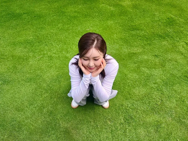 “순간의 평화가 머문다”…송가인, 초록 여름 위→청명 미소 담다 / 가수 송가인 인스타그램