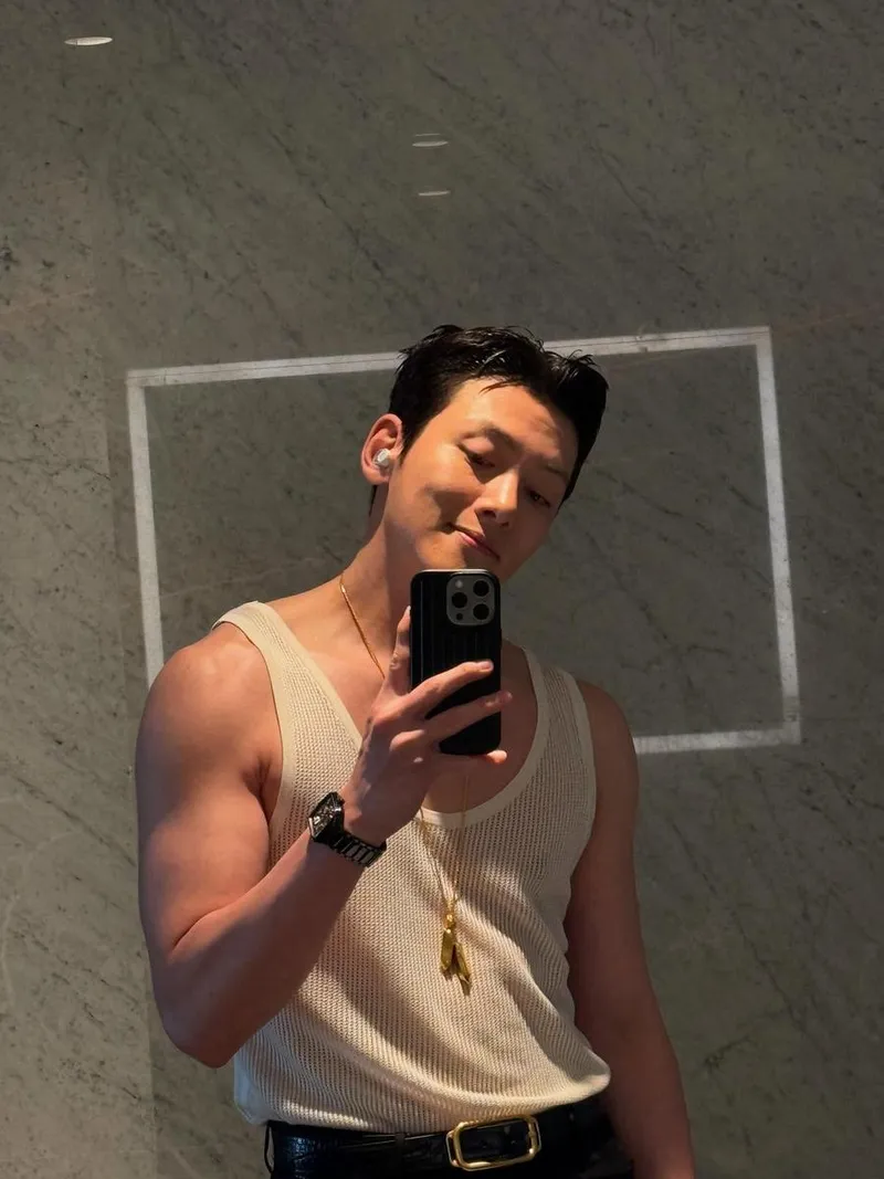 “끝을 알린 여유”…지창욱, 대담한 눈빛→여름밤 존재감 / 배우 지창욱 인스타그램