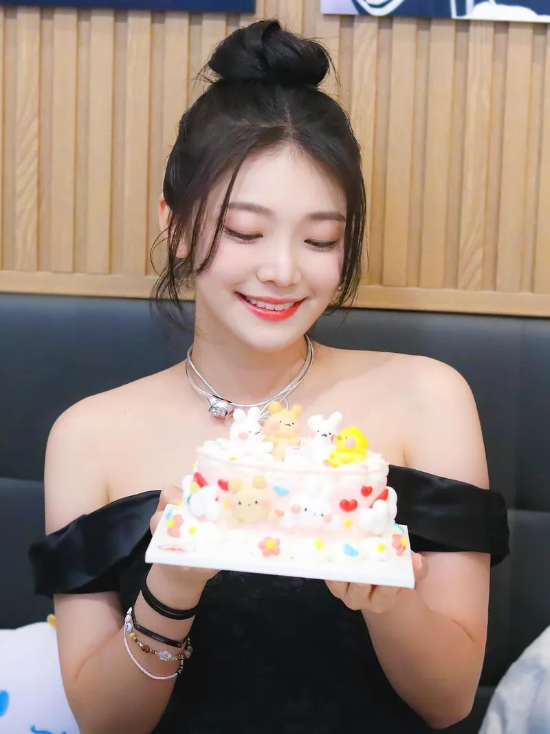 “이 순간을 꼭 남기고 싶었죠”…온다, 생일 파티의 여운→감사 물든 미소 / 걸그룹 에버글로우 온다 인스타그램