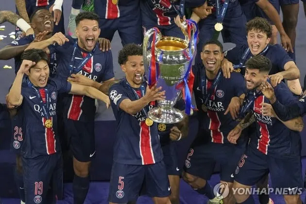 “우승 세리머니서 존재감”…이강인, PSG 챔스 정상→‘8번째 트로피’ 합류 / 연합뉴스