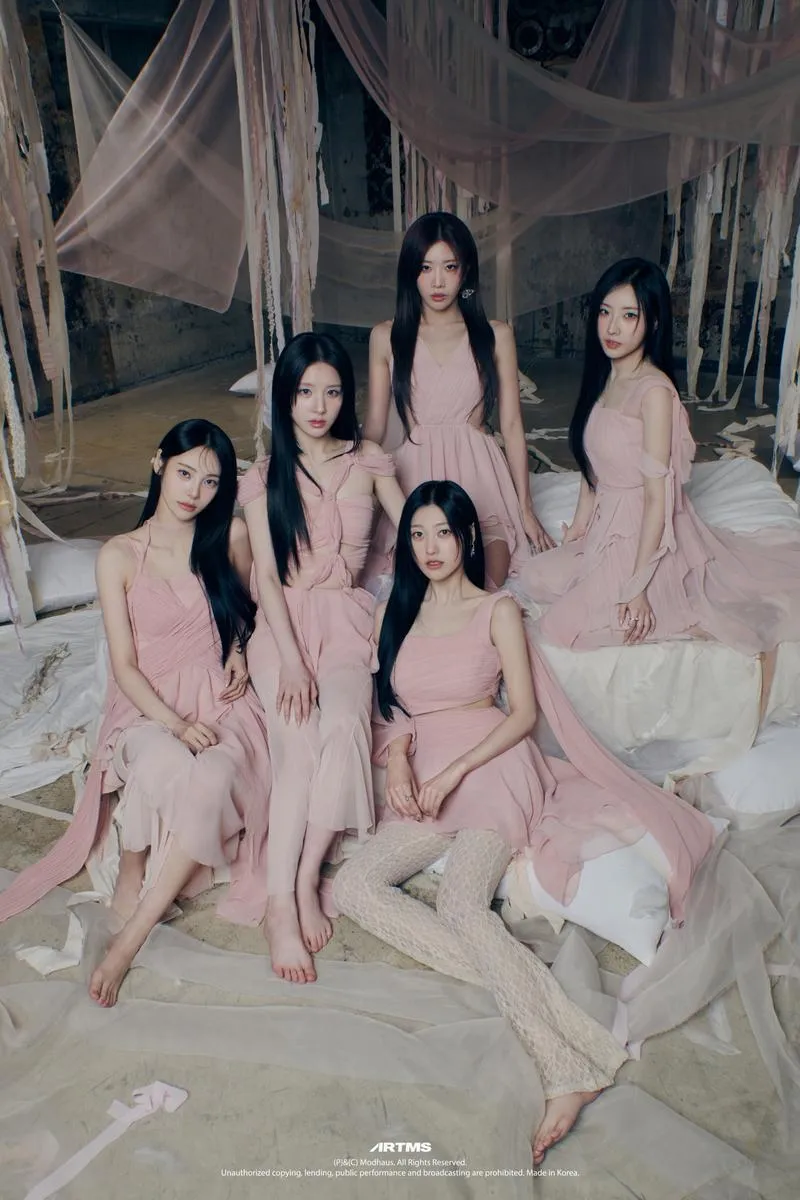 “핑크빛 여신의 변신”…아르테미스, ‘클럽 이카루스’ 단체 콘셉트→컴백 기대 고조 / 모드하우스