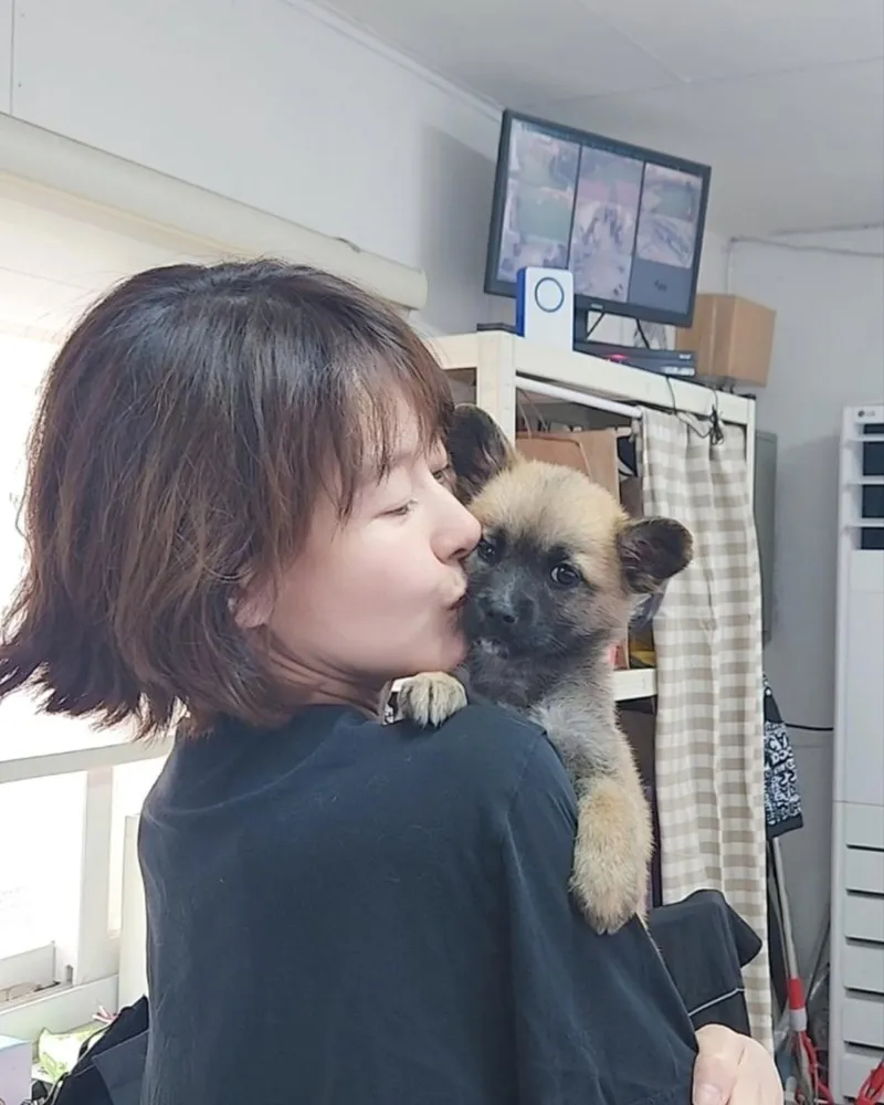 “생명은 신중히 데려와야 해”…예지원, 입양의 약속→따스한 포옹 / 배우 예지원 인스타그램