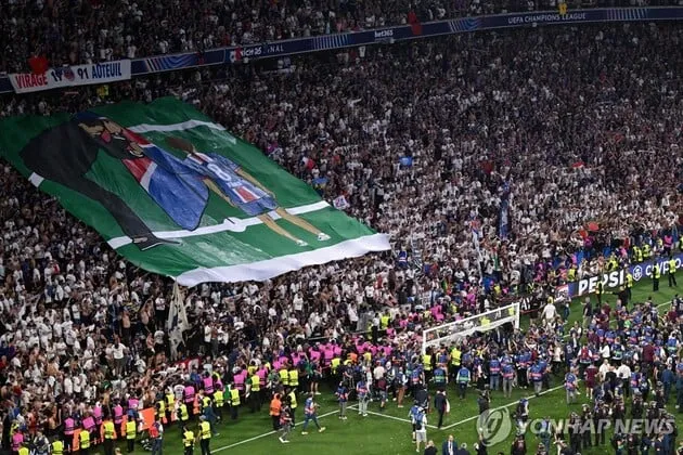 “트레블 완성”…루이스엔리케, 10년 만에 PSG 첫 UCL 우승→사나 헌정 세리머니 / 연합뉴스