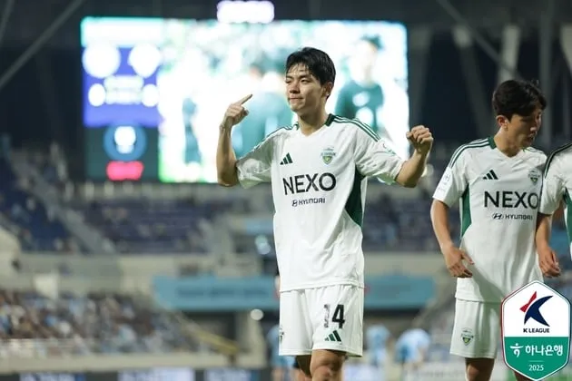 “흑자 멍 딛고 11골 선두”…전진우, 부상 투혼→전북 무패 질주 이끌다 / 연합뉴스