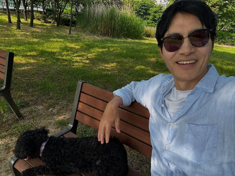 “초여름 햇살 속에서”…이해영, 반려견 곁에 멈춘 평온→여유의 산책 인증 / 배우 이해영 인스타그램