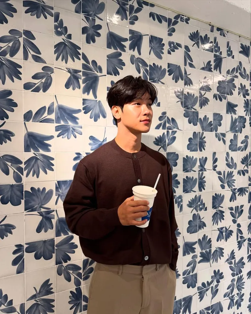 “좋은 주말 보내세요”…이시강, 커피 한잔의 여유→초여름 감성 셀카 / 배우 이시강 인스타그램