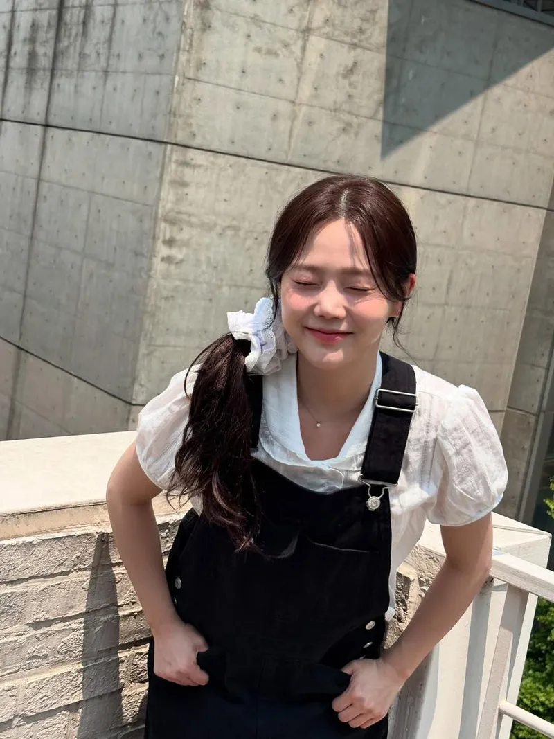 “눈부셔”…오마이걸 효정, 강렬한 여름 햇살→미소로 완성한 나른함 / 걸그룹 오마이걸 효정 인스타그램