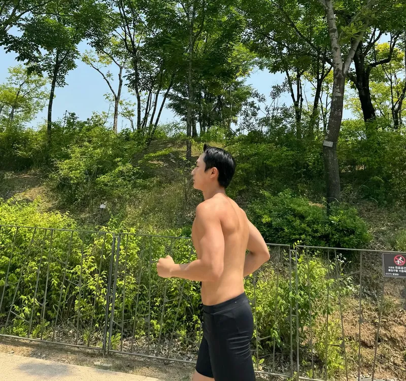 “10km”…김우주, 햇살 아래 질주→여름 에너지 폭발 / 모델 김우주 인스타그램