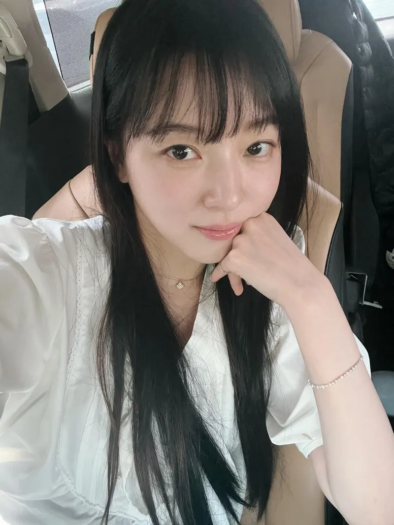 “앞머리 자른 기념 셀카와 귀여운”…조우리, 청초한 시선→초여름 변신 / 배우 조우리 인스타그램