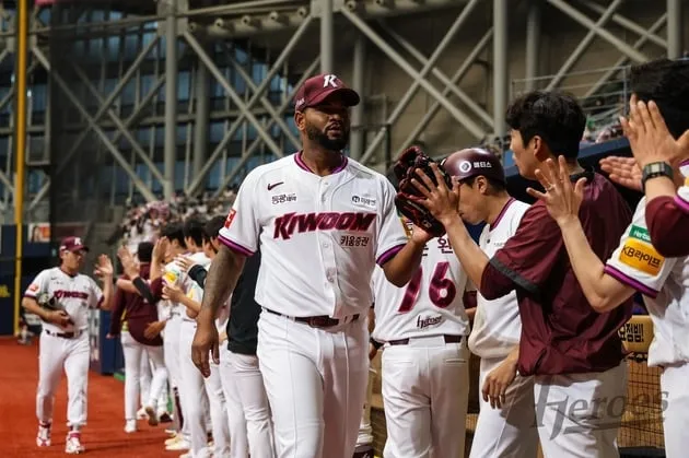 “무실점 투혼”…알칸타라, KBO 복귀전 호투→키움 35일 만에 연승 / 연합뉴스