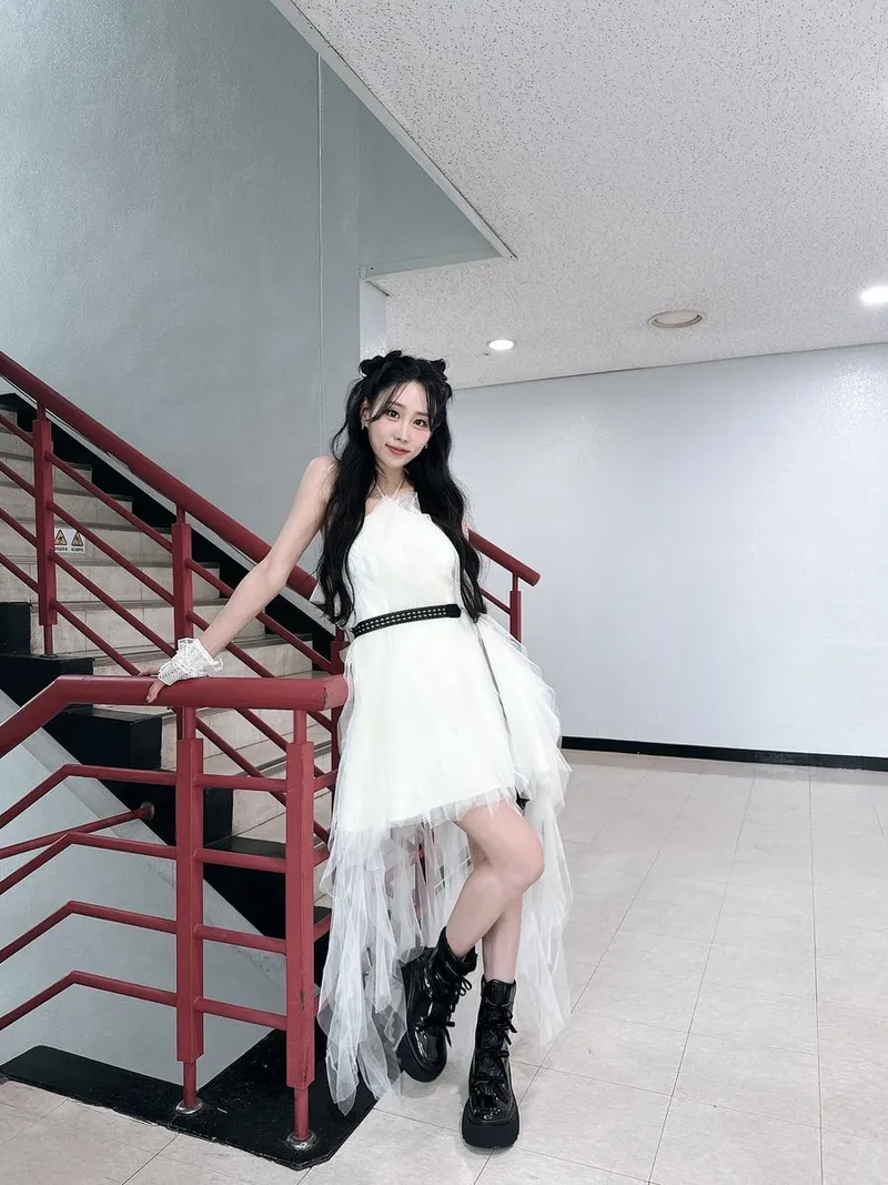 “하고 싶은 거 다 하려 해요”…김의영, 몽환적인 매력→계단 위 청초 압도 / 가수 김의영 인스타그램