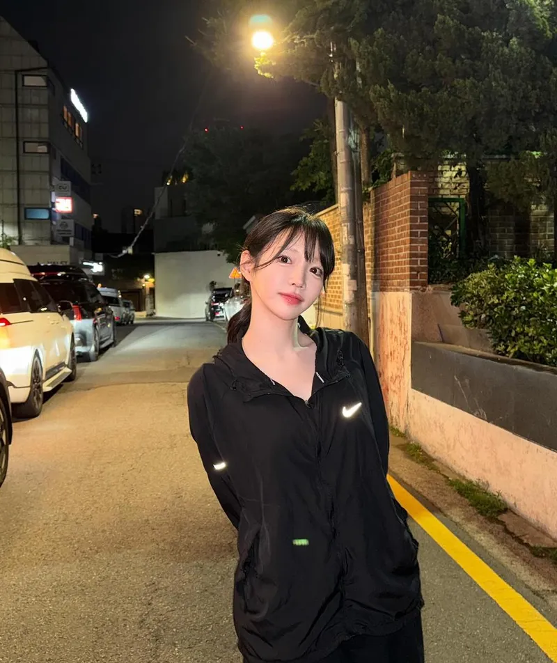 “다들 웃어요 스마일”…염유리, 밤하늘 아래 여유→감성 충만 산책 / 가수 염유리 인스타그램