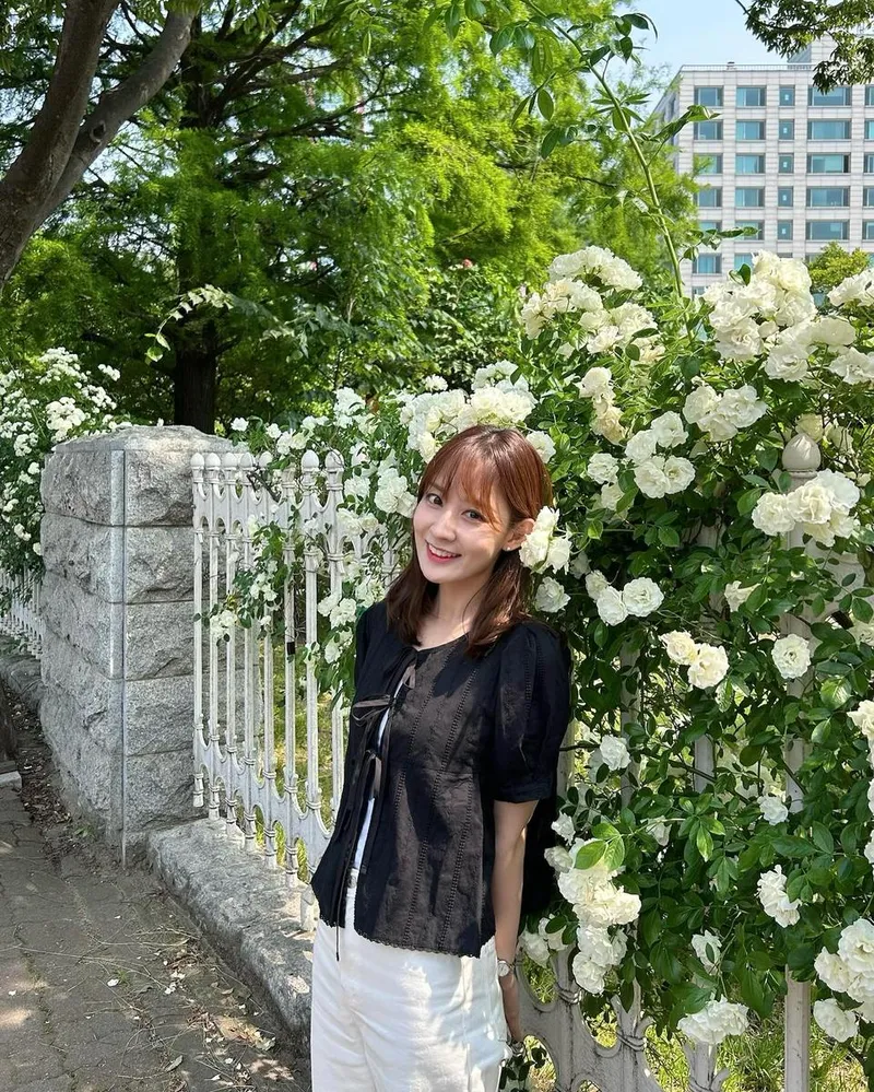 “장미가 이렇게 예뻤나”…박유라, 환하게 피어난 미소→초여름의 산책 / 아나운서 박유라 인스타그램