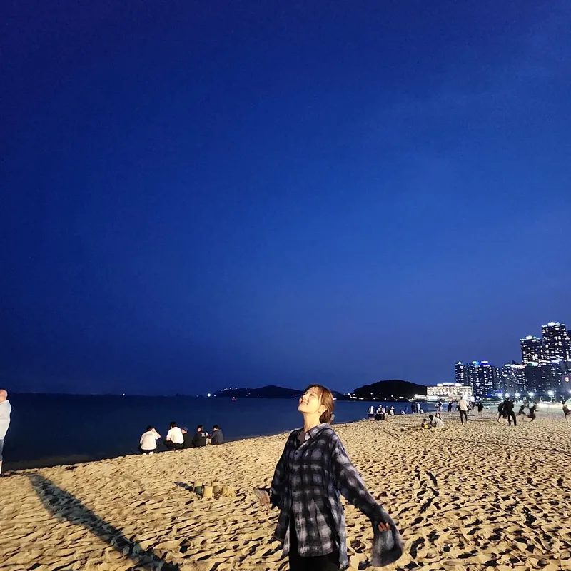 “푸른 밤, 마음이 열렸다”…윤예주, 해변 산책→여름 감성 폭발 / 배우 윤예주 인스타그램