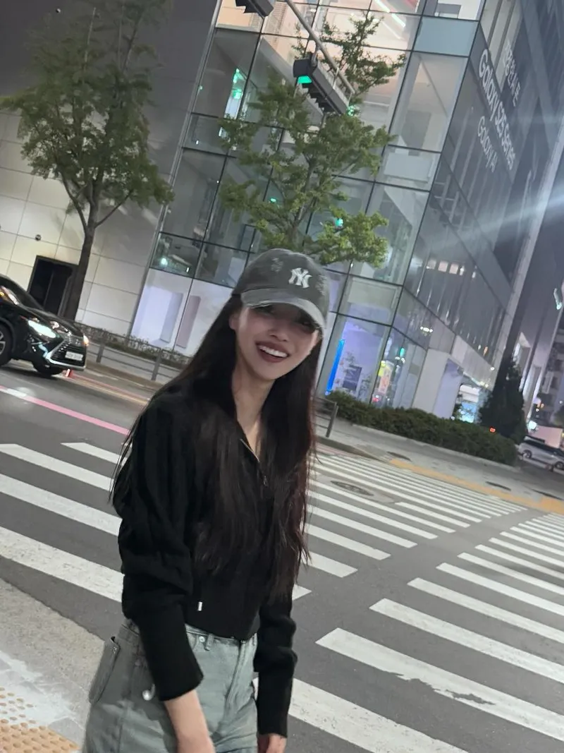 “웃음은 언제나 그대로”…이미주, 밤공기 속 자유→도심 감성 대폭발 / 걸그룹 러블리즈 이미주 인스타그램