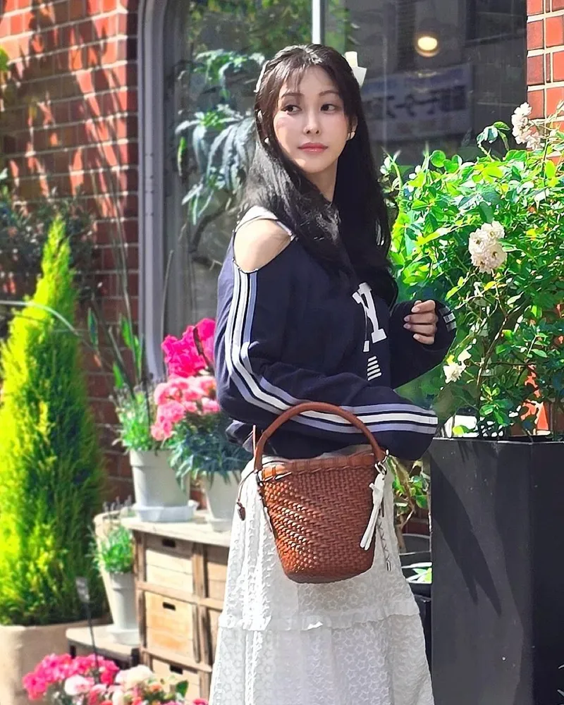 “5월의 화창함처럼”…박규리, 일본 거리 산책→순수함과 설렘 가득 / 걸그룹 카라 박규리 인스타그램