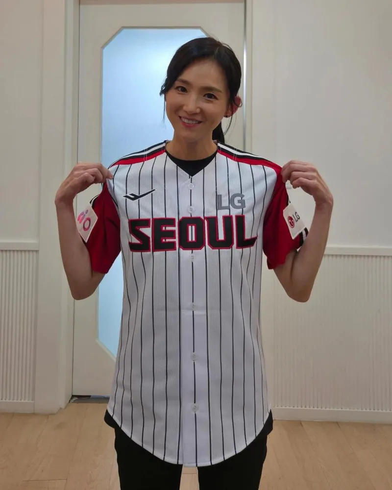 “시구의 설렘이 번졌다”…이희진, 유니폼 속 미소→여름 에너지 가득 / 걸그룹 베이비복스 이희진 인스타그램