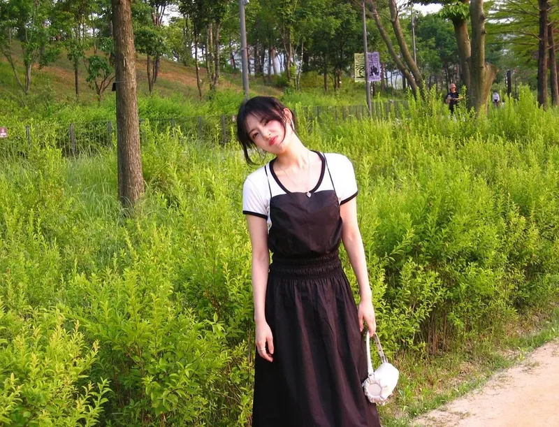 “고개를 살짝 기울여 본 순간”…정다빈, 싱그러운 초여름→햇살 속 감성 산책 / 배우 정다빈 인스타그램