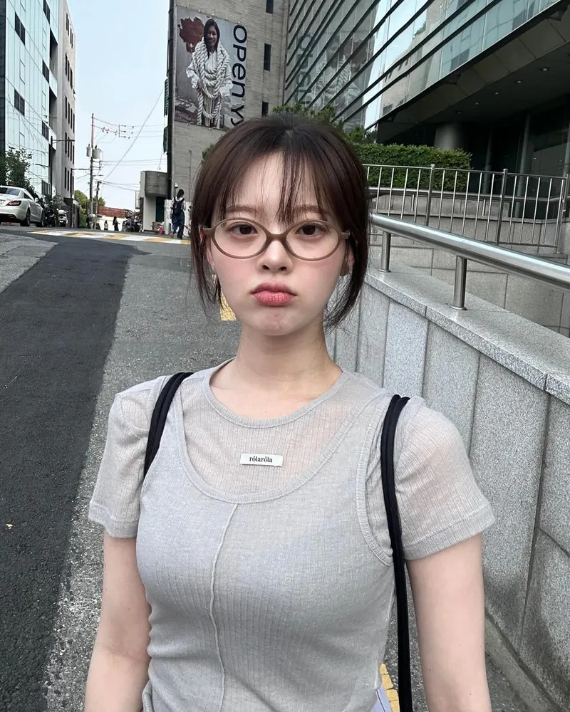 “느리게 걷긴 쪼끔 더운 날씨”…한수아, 초여름 도심→풋풋한 무드 / 배우 한수아 인스타그램