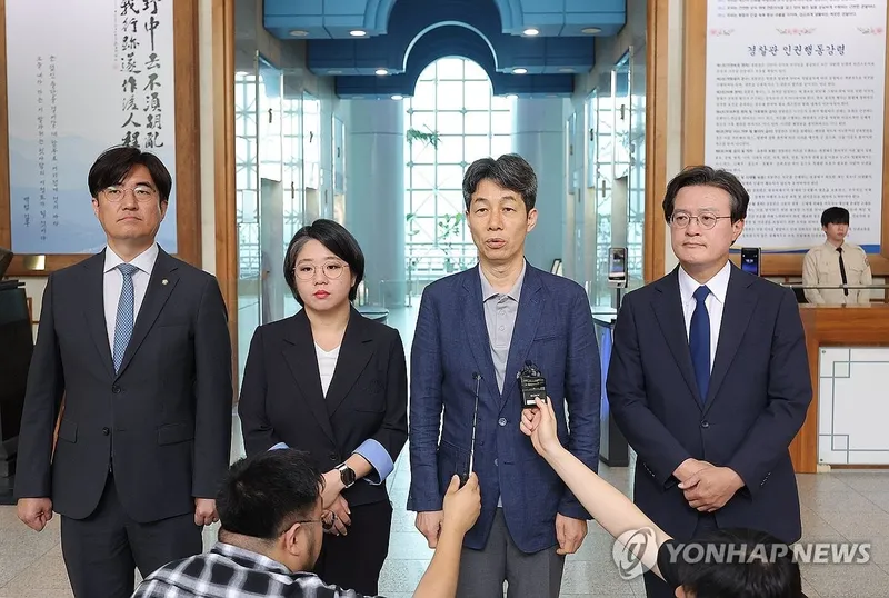 국회 행정안전위원회 소속 윤건영, 용혜인, 채현일, 김성회 의원이 1일 '리박스쿨'이라는 보수 성향 단체의 댓글 조작 의혹에 대한 경찰의 신속한 수사를 촉구하며 서울 서대문구 경찰청 방문을 마친 뒤 발언하고 있다. / 연합뉴스