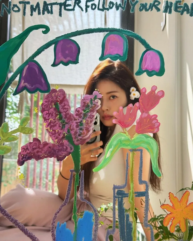 “거울 너머 그리움”…서동주, 꽃으로 완성한 순간→초여름 감성 폭발 / 방송인 서동주 인스타그램