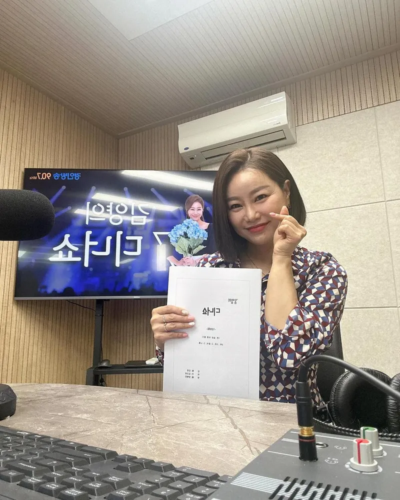 “선물도 풍성하고 건강한 트롯한상”…김양, 청량감 어린 미소→초여름 디너쇼 전율 / 가수 김양 인스타그램