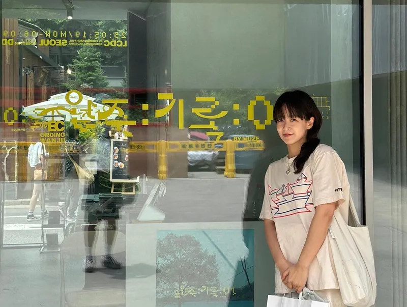 “여름날의 전시 풍경”…류현경, 투명한 미소→따스한 일상 / 배우 류현경 인스타그램
